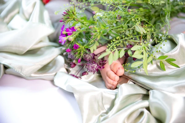 Babyfuß und Blumen