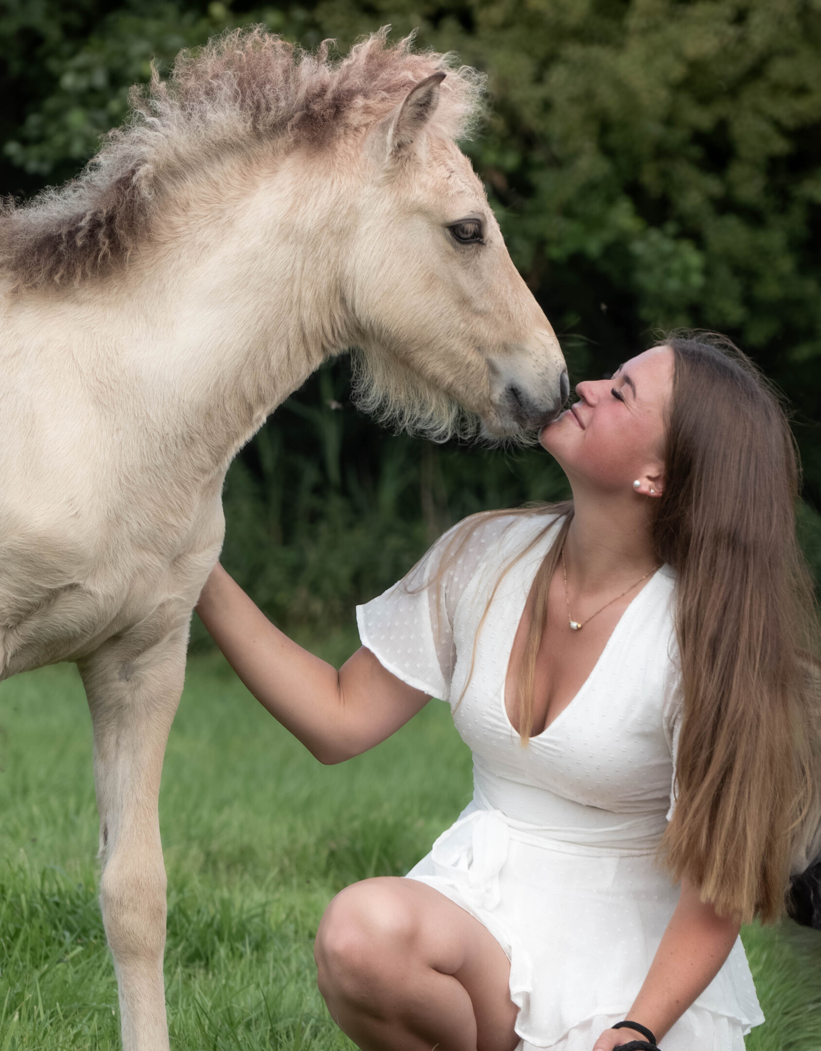 Pfohlen gibt Frau ein Kuss, Nase an Nase